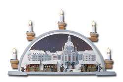 Artikelnummer 202/250/1 Frauenkirche mit Striezelmarkt (Größe 54 cm x 32 cm x 12 cm) mit 8 elektrischen Kerzen einschließlich Innenbeleuchtung